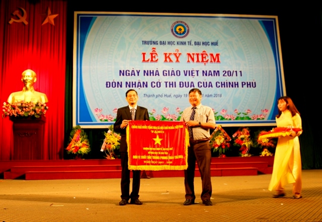 Trường ĐH Kinh tế đón nhận Cờ thi đua của Chính phủ