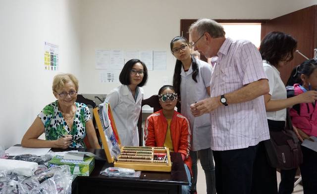 Khám, tư vấn và cấp phát kính mắt miễn phí cho học sinh, người dân nghèo