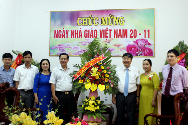 Lãnh đạo tỉnh thăm và chúc mừng các đơn vị giáo dục nhân 20 11