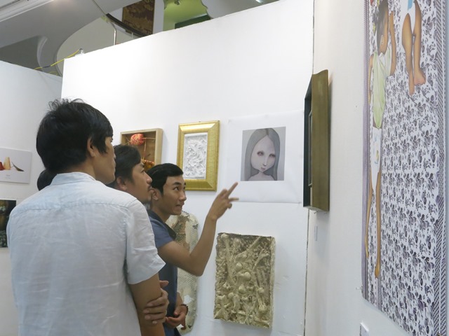 Thưởng lãm tác phẩm của họa sĩ quốc tế