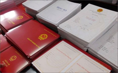 Không phân biệt giá trị văn bằng tại chức, chính qui gây nhiều tranh cãi