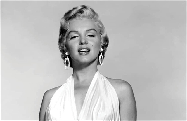 Quả cầu vàng của Marilyn Monroe bán với giá kỷ lục 250 000 USD
