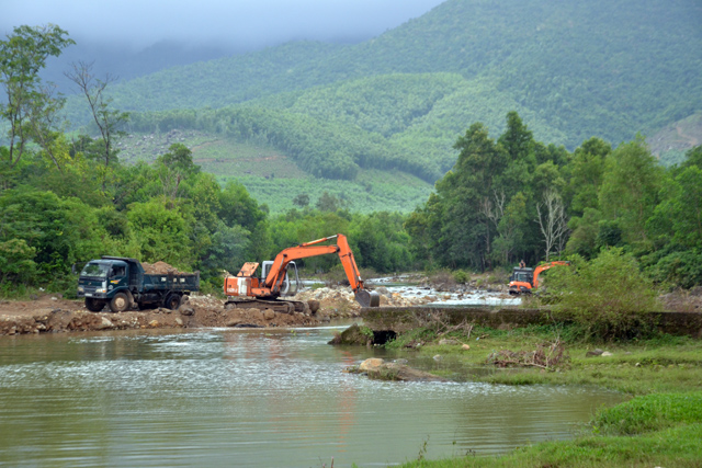 “Mập mờ” khai thác cát ở suối Voi