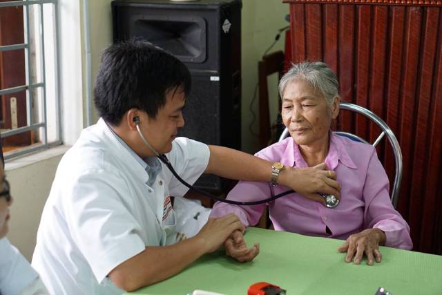 Khám, cấp phát thuốc miễn phí cho 400 người có hoàn cảnh khó khăn