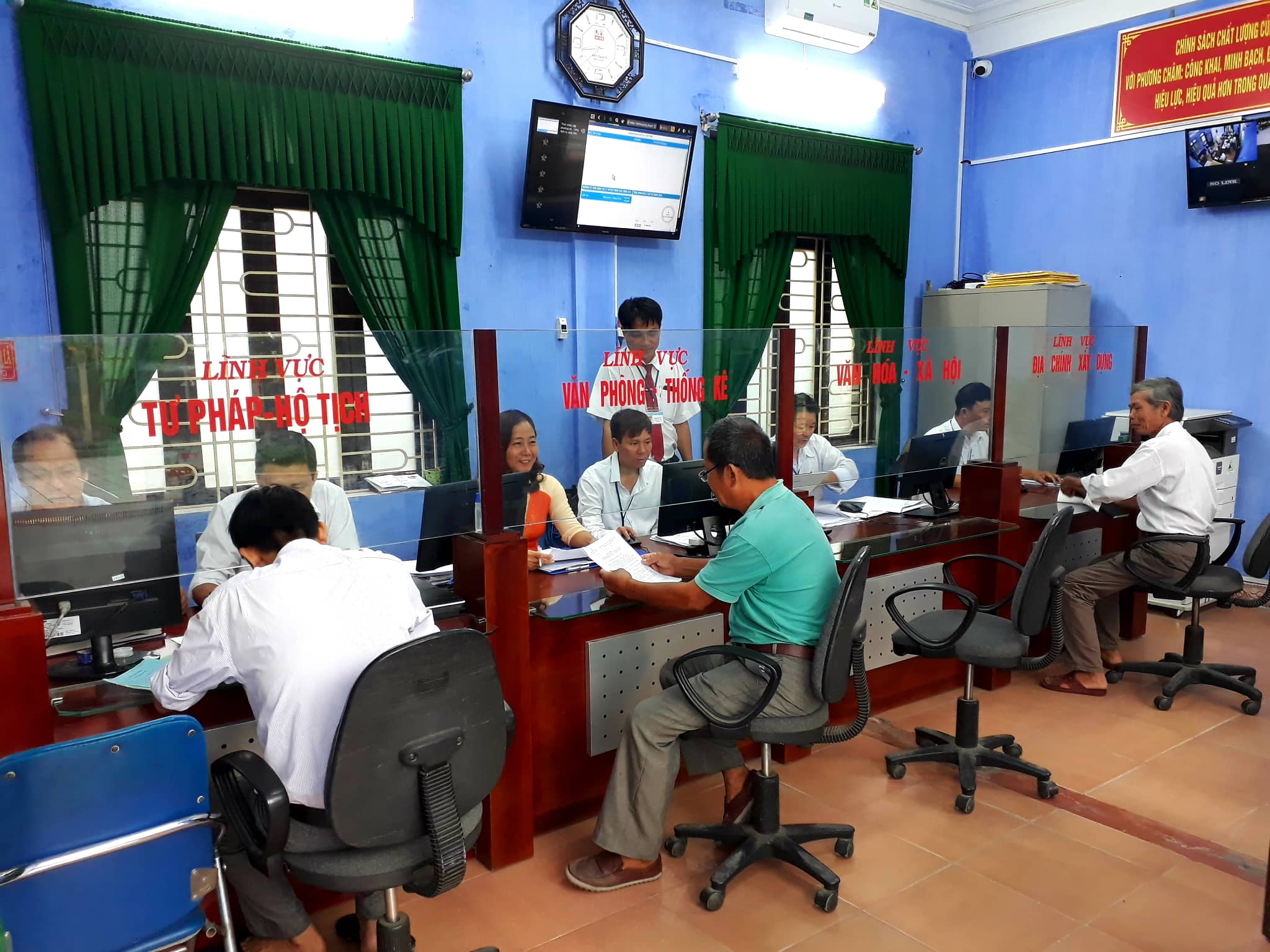 Khai trương Bộ phận Tiếp nhận và trả kết quả hiện đại phường Tứ Hạ