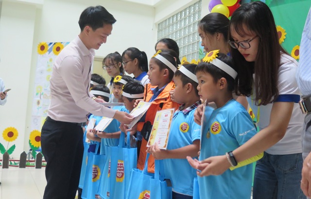 Trao học bổng và quà tặng cho bệnh nhi ở Bệnh viện Trung ương Huế