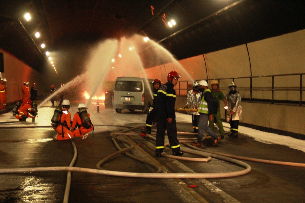 Diễn tập cứu người trong lúc cháy xe ở hầm Hải Vân