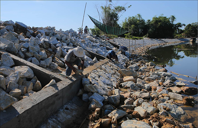 Hàng chục tỷ đồng xây kè sông, đê biển