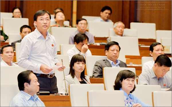 Miễn học phí nhưng phải kiểm soát được phụ phí