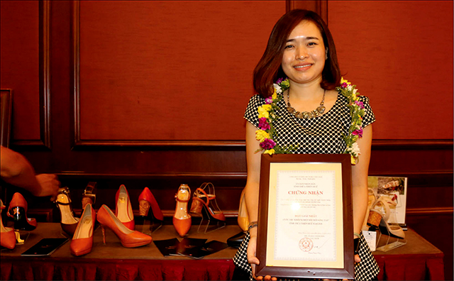 Incorporating handicraft into fashion technology