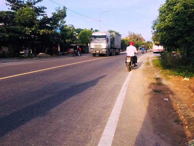 Hoàn thiện vạch kẻ đường trên tuyến Quốc lộ 49