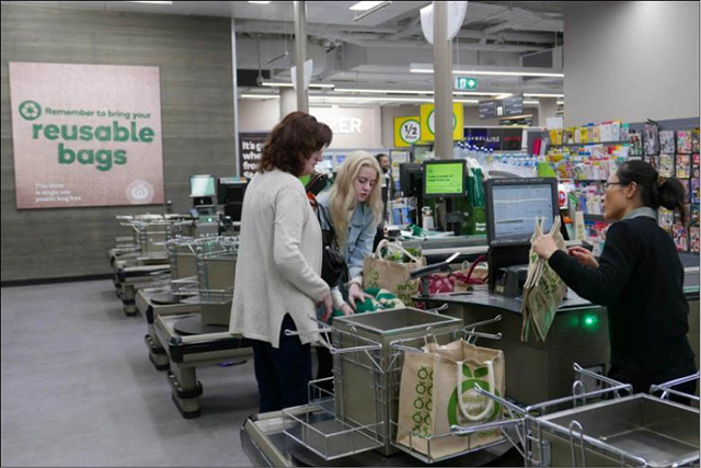 Australia Tiêu thụ túi nilon giảm 80 sau lệnh cấm