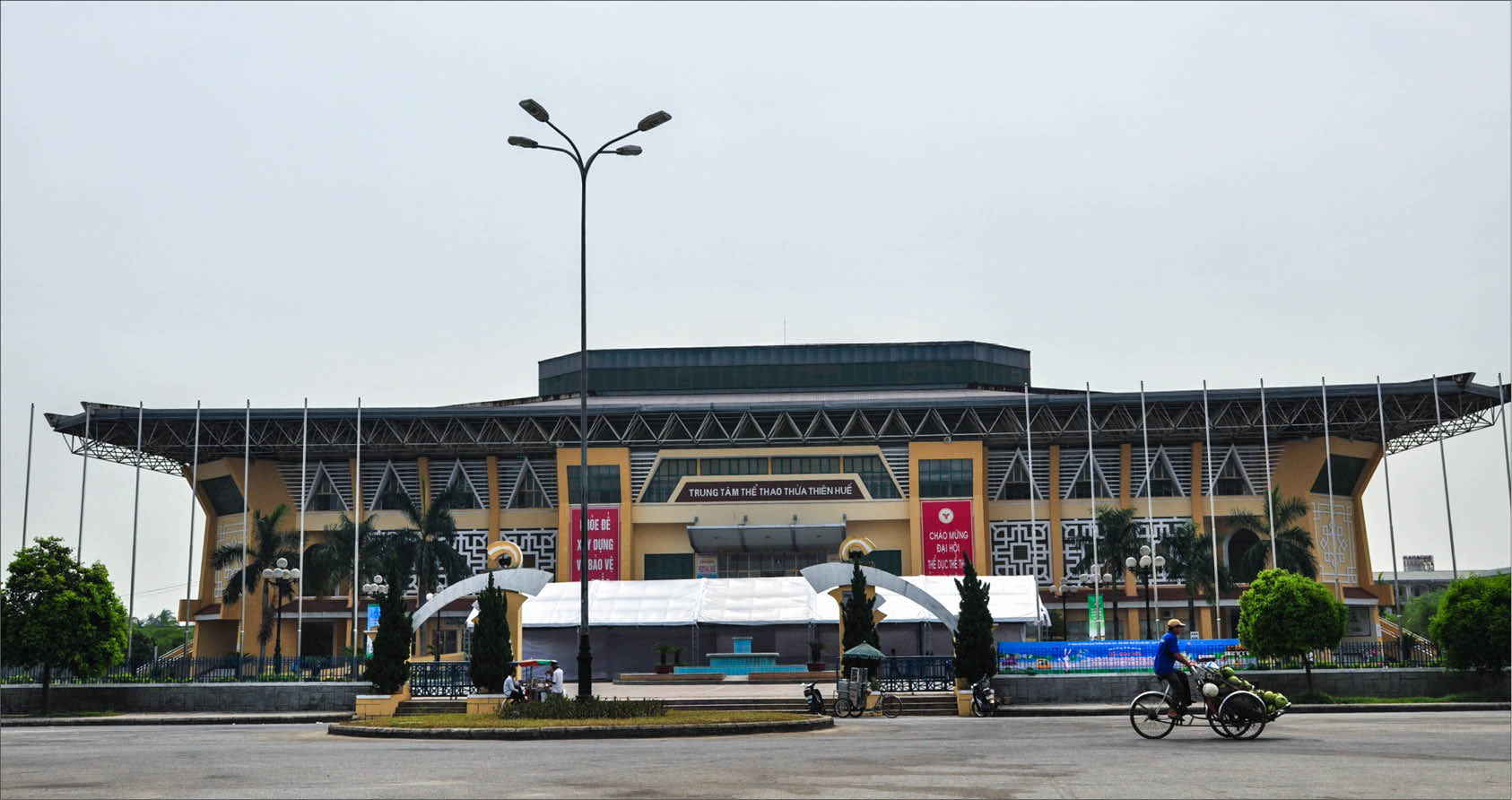 Nhà thi đấu bị thấm dột, hư hỏng