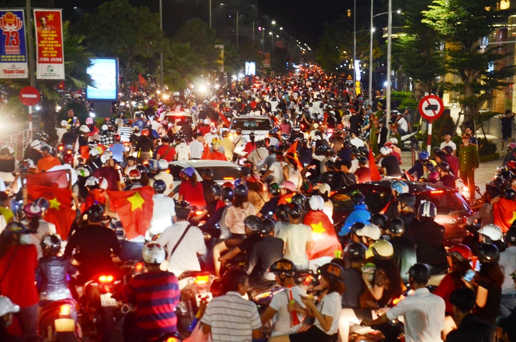 Biển người xuống đường mừng tuyển Việt Nam chiến thắng