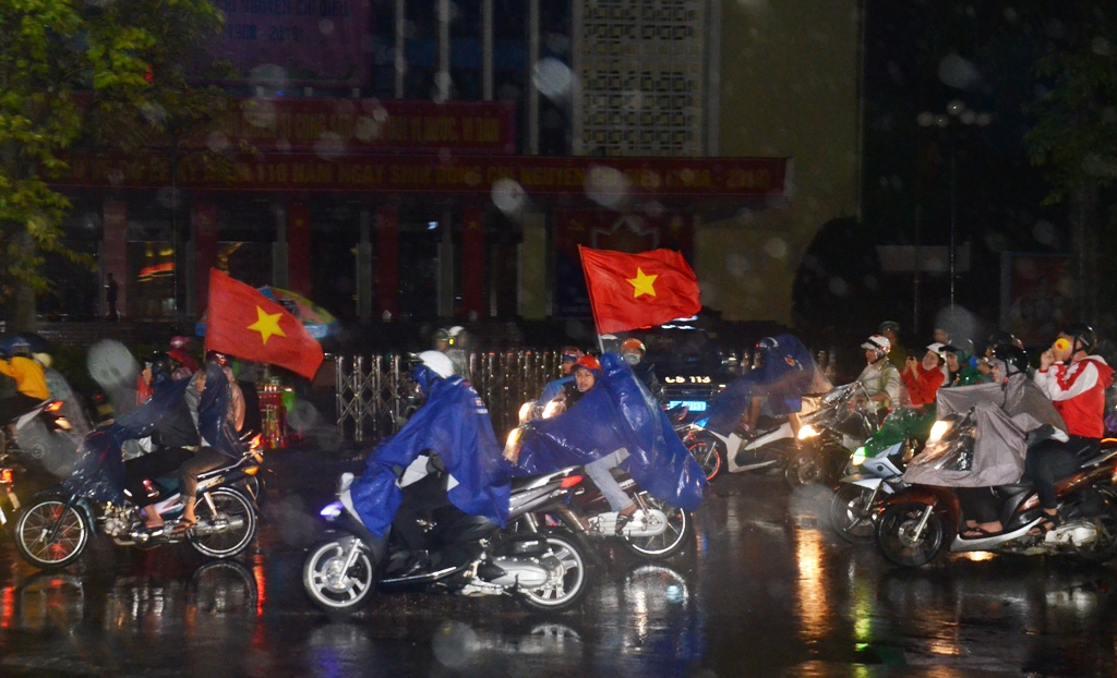 Đội mưa ăn mừng cùng tuyển Việt Nam