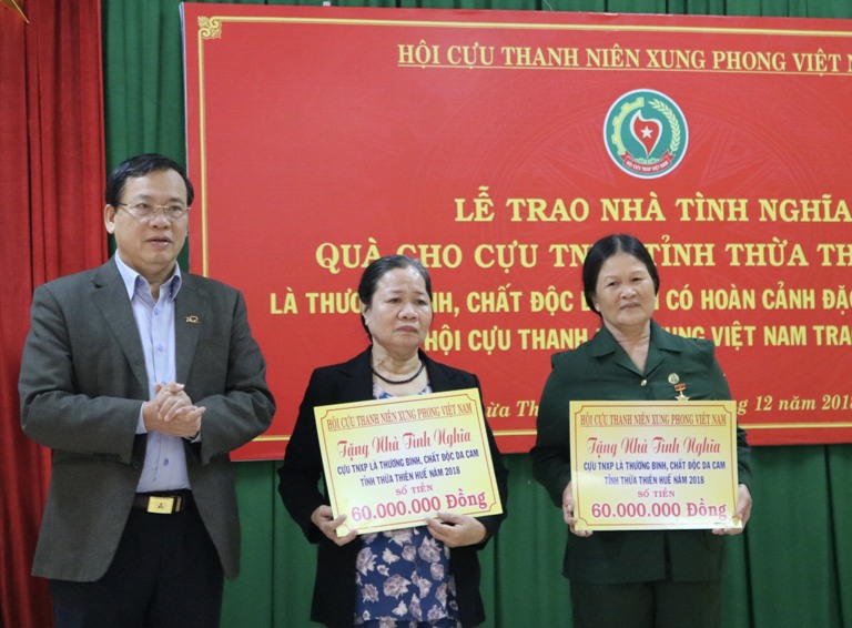 Tặng 2 nhà tình nghĩa cho cựu Thanh niên xung phong nhiễm chất độc màu da cam