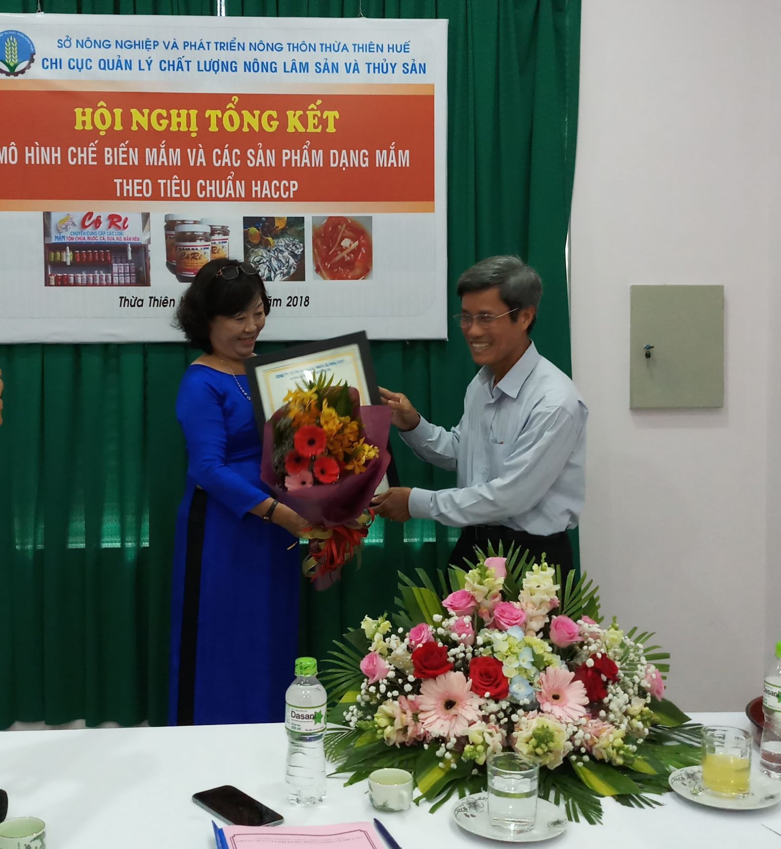 Trao chứng nhận đạt tiêu chuẩn HACCP cho cơ sở Cô Ri