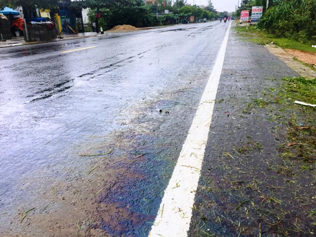 Mặt đường “nổi váng lạ”