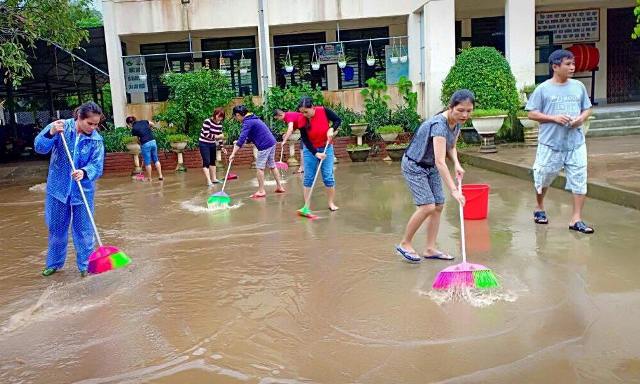 Còn hơn 8 000 học sinh vùng thấp trũng chưa thể đến trường