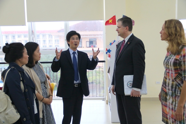 American Ambassador visits and works with Hue College of Foreign Languages