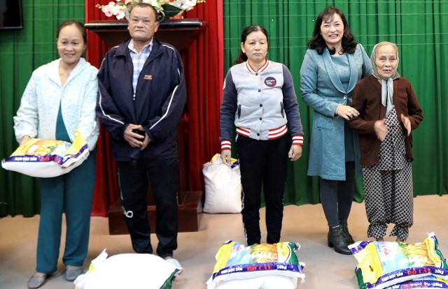 Hỗ trợ 1,3 tấn gạo cho người dân phường Hương Sơ