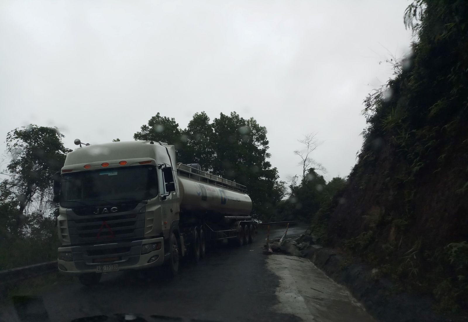 Xuất hiện sạt lở trên các đèo