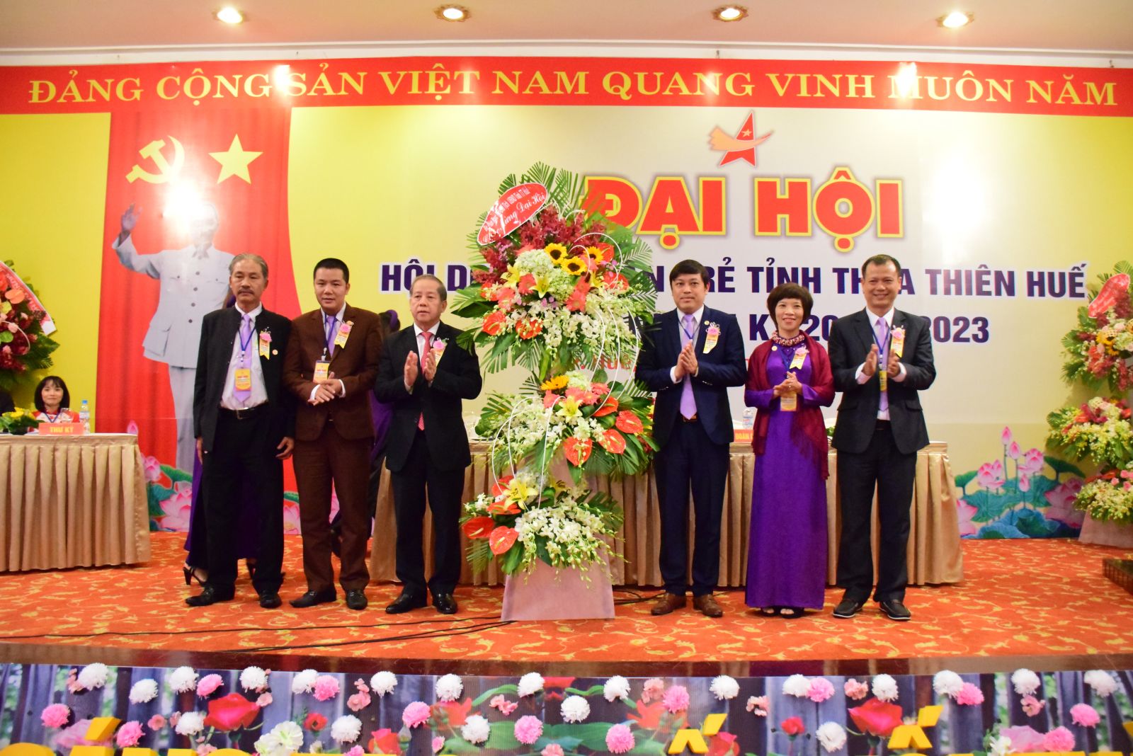 Standing side by side and accompanying young enterprises and entrepreneurs