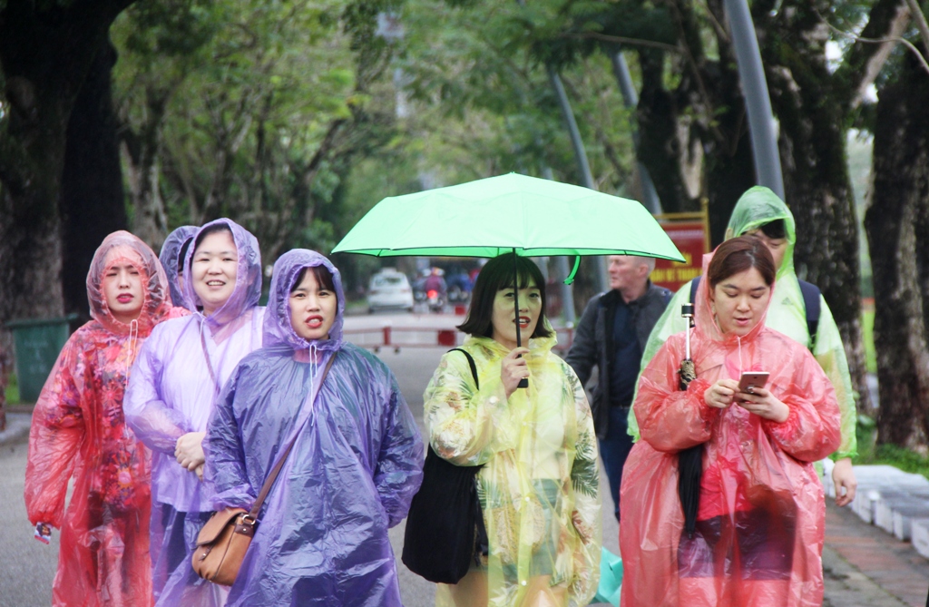 Khám phá Huế dưới mưa