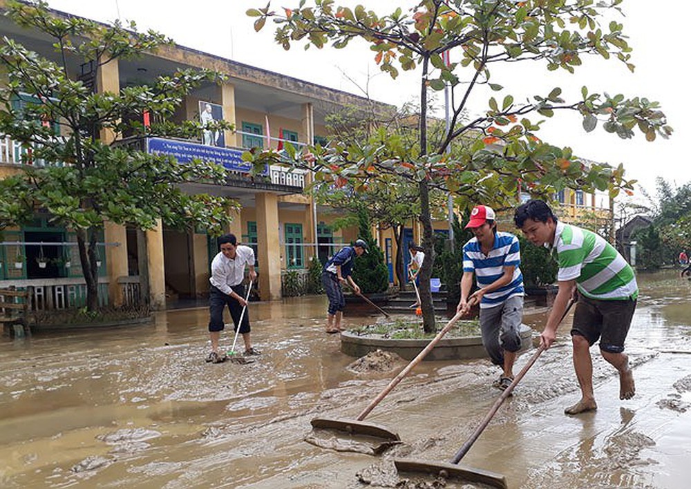 Các trường học ở Quảng Điền xử lý môi trường sau lũ