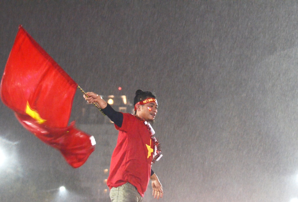 Vỡ òa cùng chiến thắng của tuyển Việt Nam