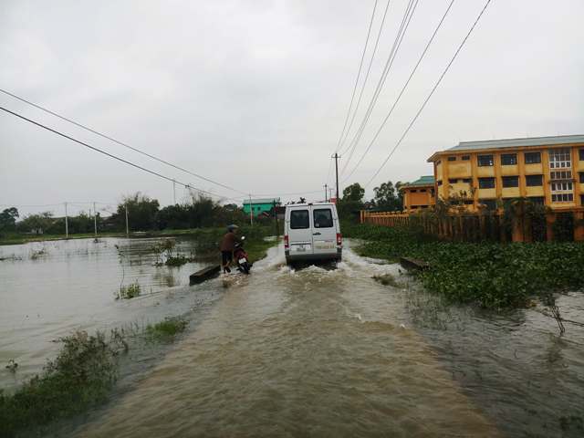 Một số tuyến đường ở Quảng An ngập sâu