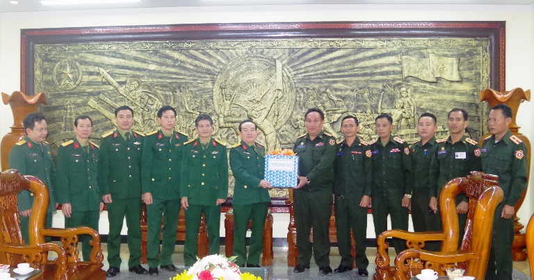 Bộ CHQS tỉnh Salavan chúc mừng Bộ CHQS tỉnh