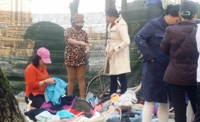 Nhốn nháo chợ đồ bành giữa trung tâm thành phố