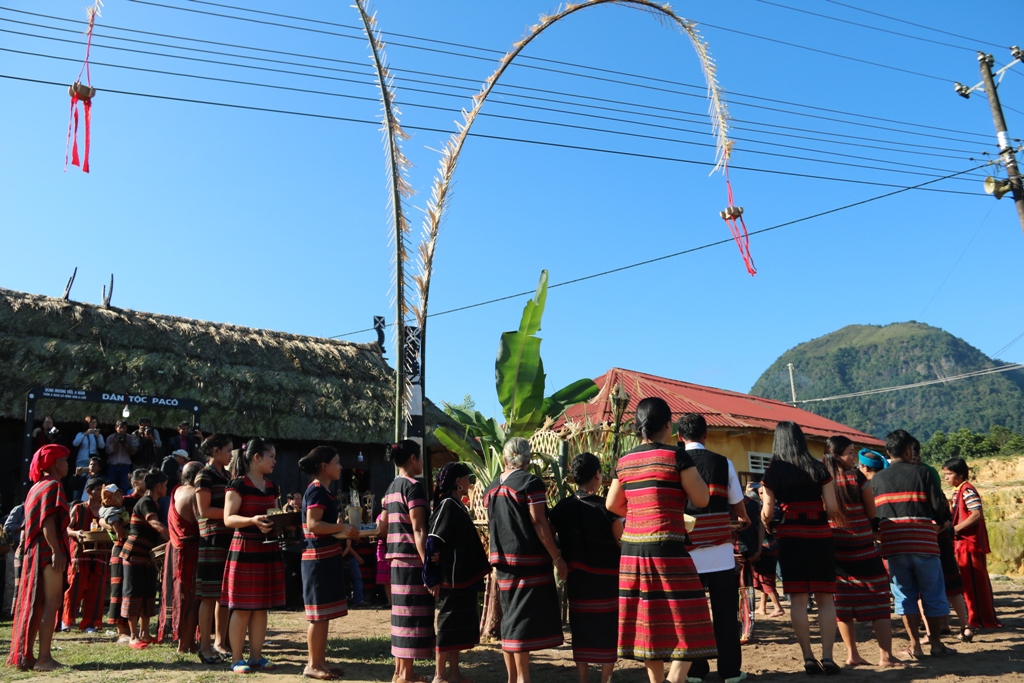 A Luoi district s unique Aza Koonh festival