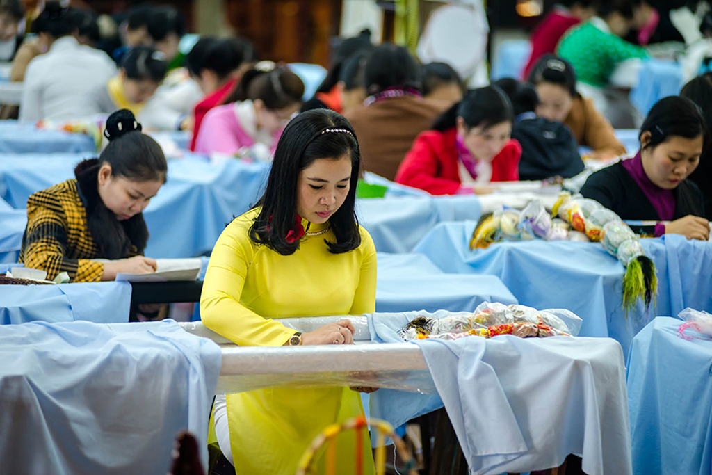 Thêu Huế ở xứ sở ngàn hoa