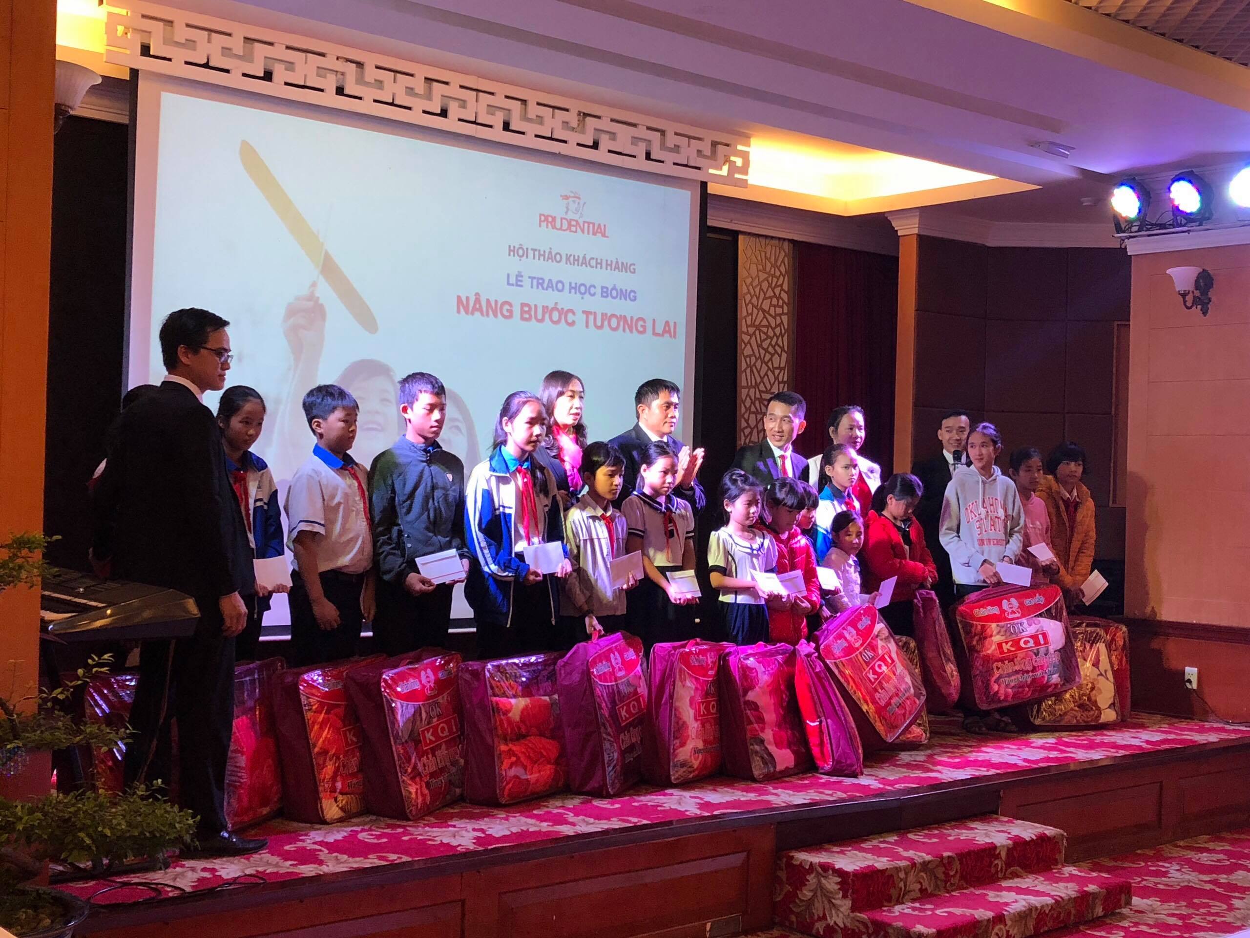 Prudential tặng 50 suất học bổng cho học sinh nghèo hiếu học