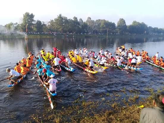 Đua thuyền trên sông Sịa