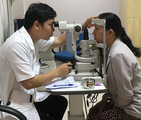 Khám, cấp thuốc điều trị bệnh mắt miễn phí cho 2 000 phụ nữ