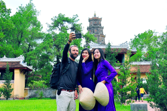 Awarding the contest beautiful photos for Hue tourism