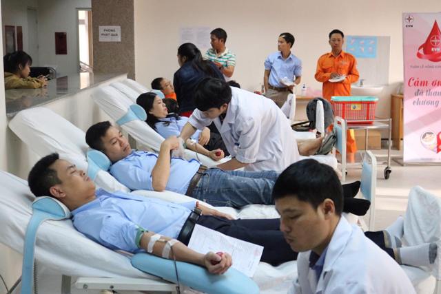 52 cán bộ ngành điện tham gia hiến máu tình nguyện