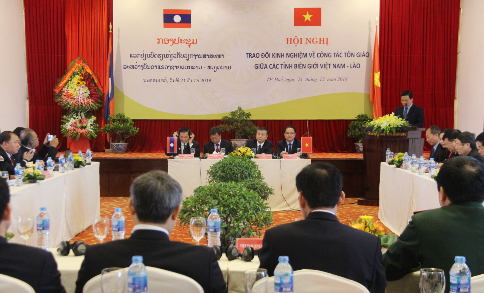 Vietnam and Laos exchange experiences on religious affairs among their border provinces