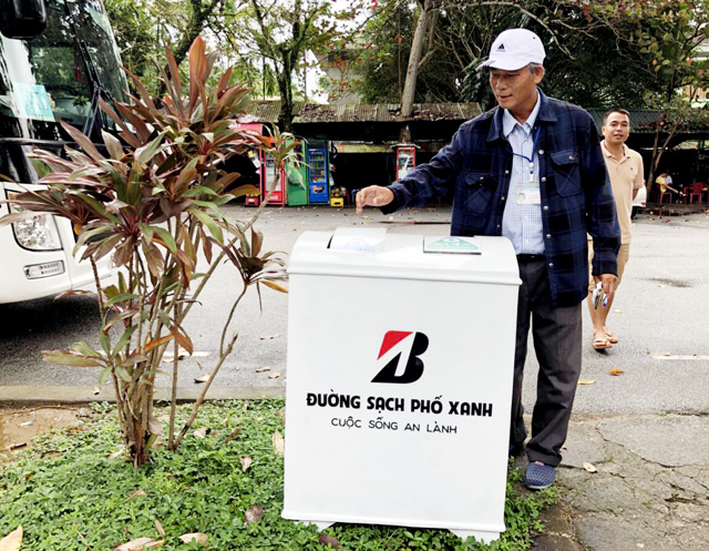 Bridgestone Việt Nam tiếp tục trao tặng thùng rác thông minh cho Huế