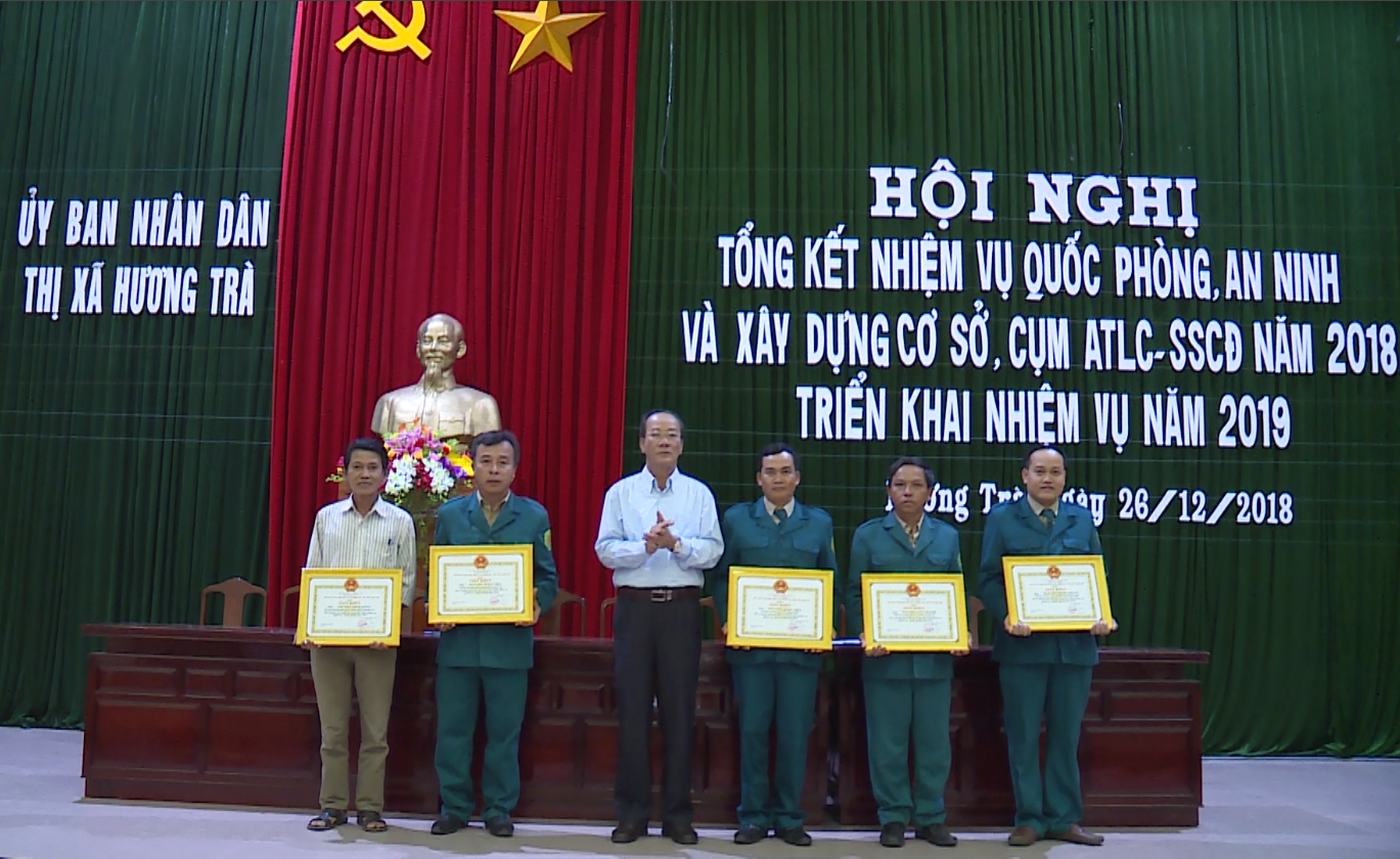 Hương Trà Khen thưởng 10 tập thể và 10 cá nhân trong thực hiện nhiệm vụ quốc phòng an ninh