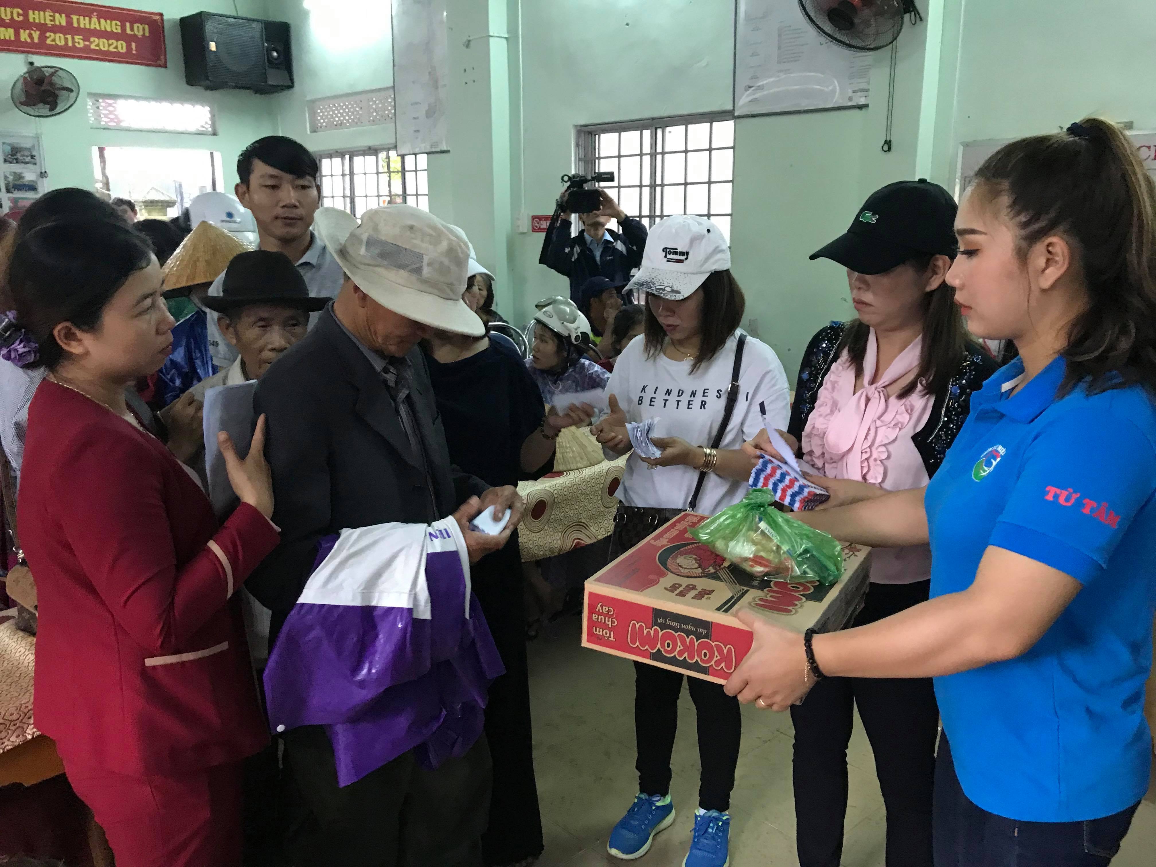 Trao 200 suất quà cho người nghèo xã Hương Vinh