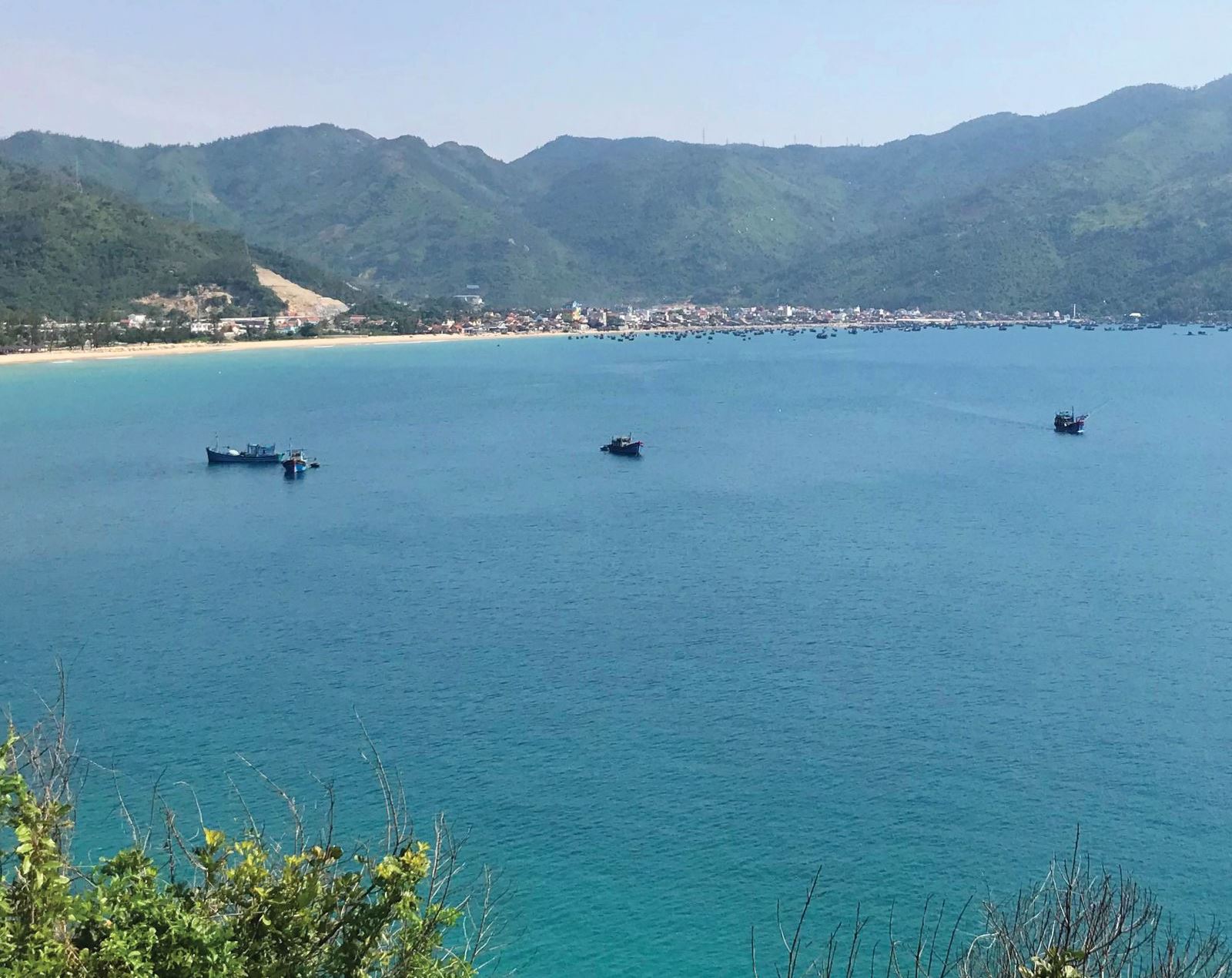 Làng Huế dưới chân đèo Cả