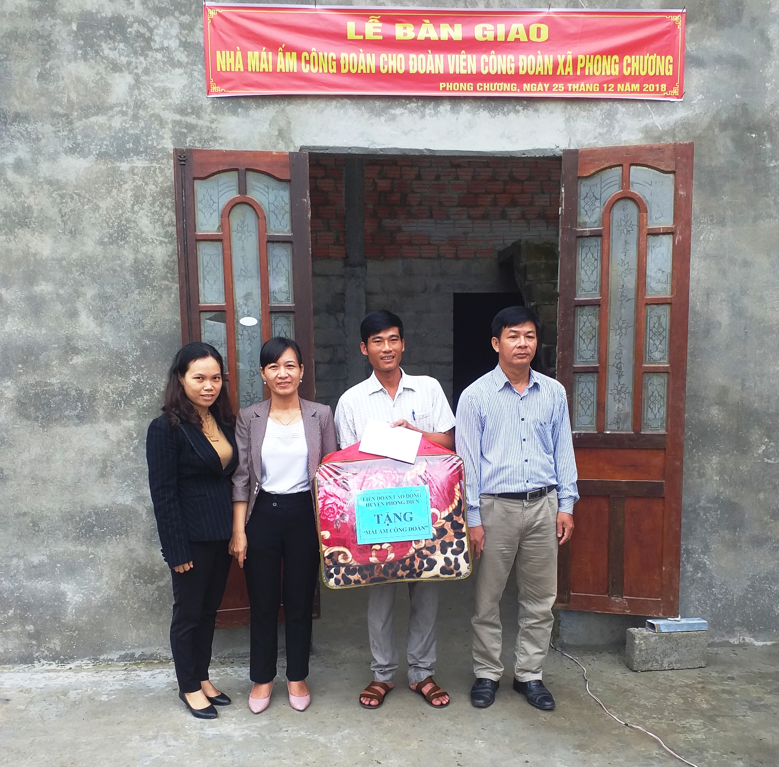 Bàn giao nhà “Mái ấm Công đoàn” cho đoàn viên có hoàn cảnh khó khăn