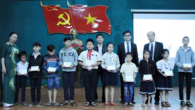 Prudential Việt Nam tặng 15 suất học bổng cho học sinh nghèo Phú Lộc