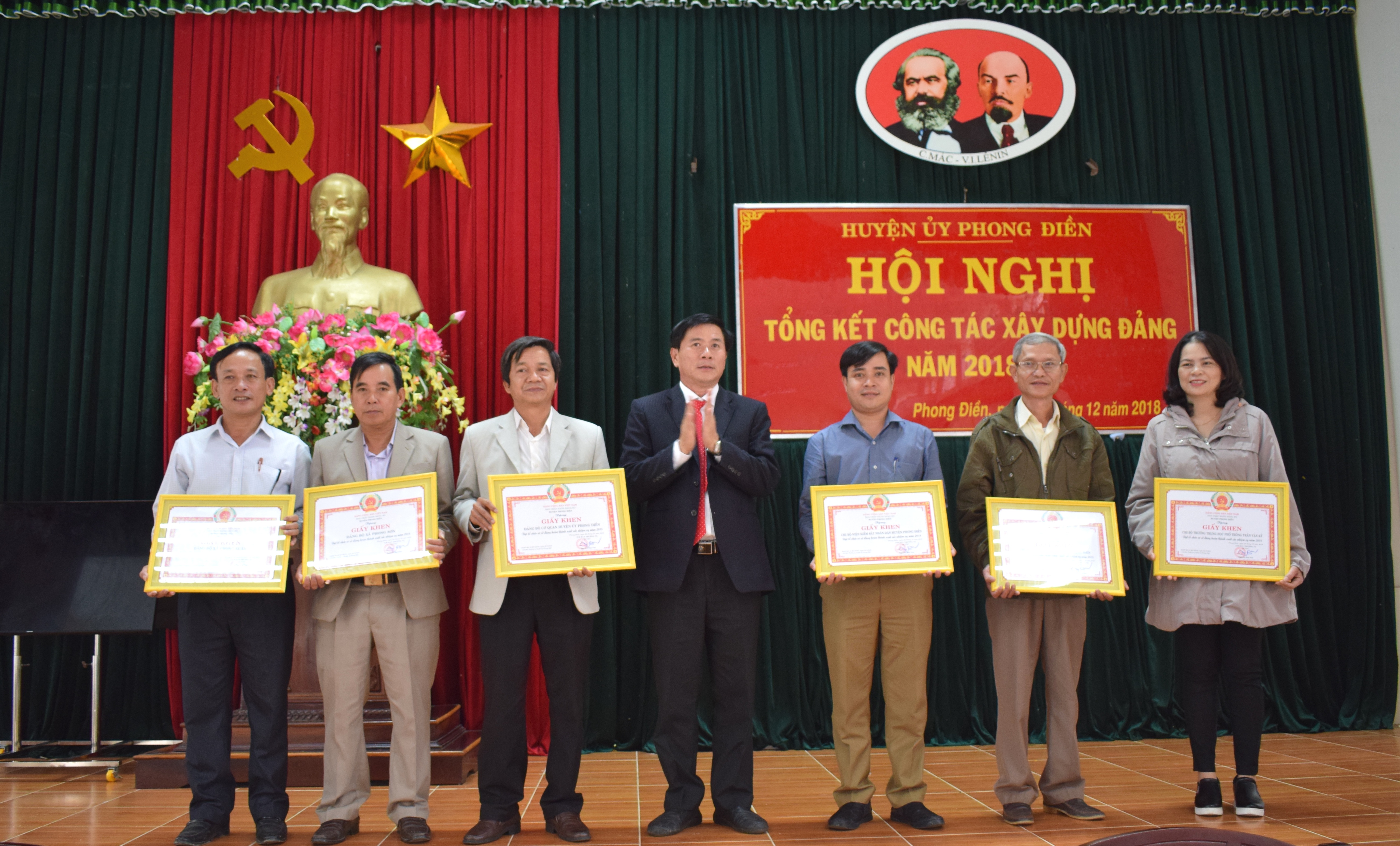 Phong Điền 8 tổ chức cơ sở Đảng hoàn thành xuất sắc nhiệm vụ