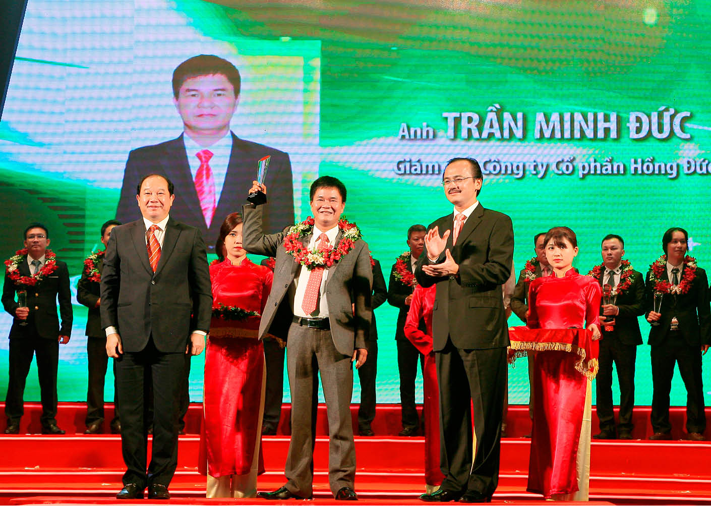 Doanh nhân Trần Minh Đức Áo trắng tình thương  giấc mơ học trò