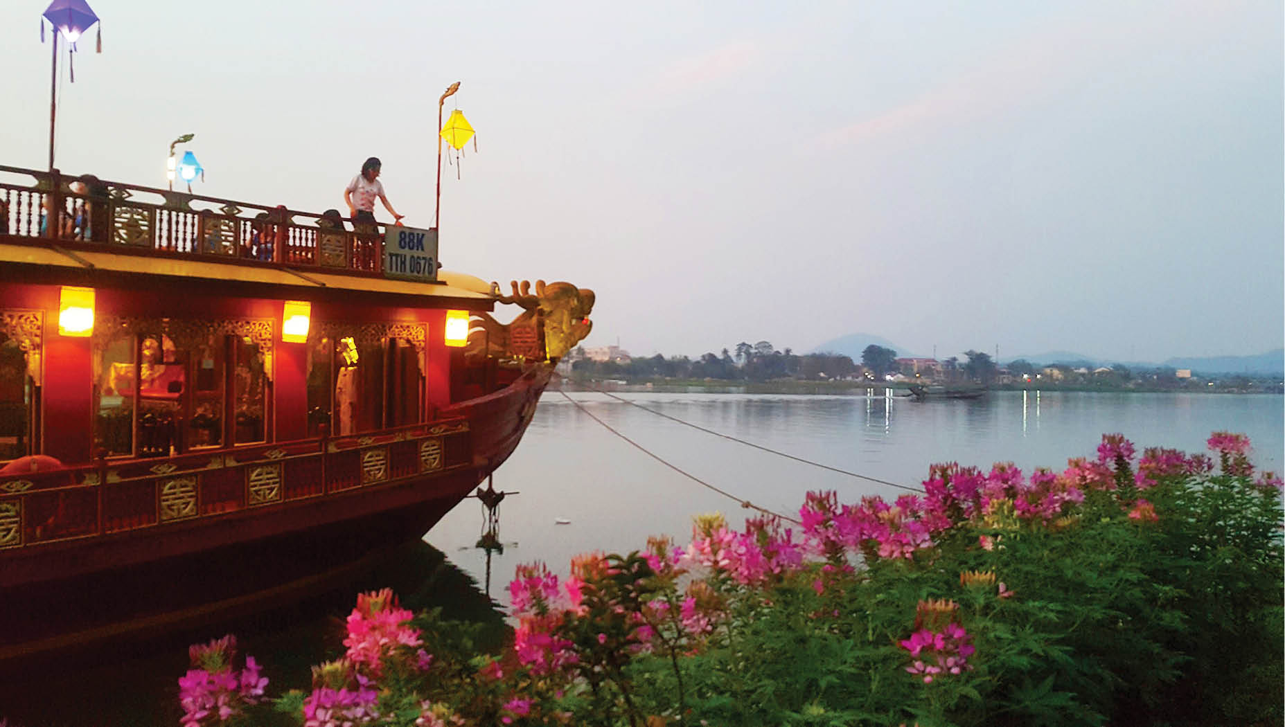 Ngủ trên dòng sông “thơ”